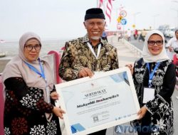 Terima Penghargaan Sebagai Gubernur Komitmen Dalam Mengurangi Sampah Plastik Di Laut, Mahyeldy Terima Penghargaan Dari KKP RI