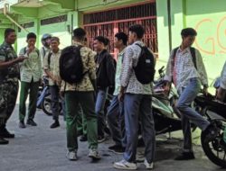 Babinsa Koramil 02/Padang Timur Berikan Nasehat kepada Para Pelajar yang Pulang Sekolah dan Mau ke Rumah