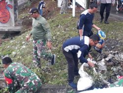 Bersama Aparat Kecamatan dan Masyarakat, Babinsa Koramil 02/Padang Timur Bersihkan Rumput Liar dan Sampah Disekitaran Jembatan Andalas