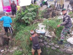 Koramil 02/Padang Timur, Polri dan Masyarakat Laksanakan Karya Bakti Bersihkan Aliran Drainase