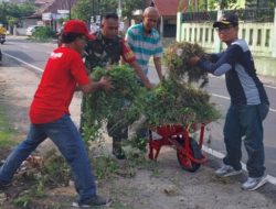 Ciptakan Lingkungan Bersih, Babinsa Sawahan, KSB dan Masyarakat Laksanakan Goro Bersama