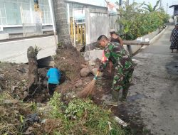 Antisipasi Banjir, Babinsa Sawahan Timur Bersama Masyarakat Laksanakan Gotong Royong Bersihkan Drainase