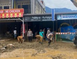 Pasca Banjir Bandang, Personil Polres Pasaman Bersama TNI dan Pemda Lakukan Pembersihan