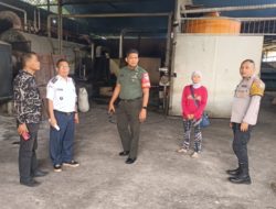 Tindaklanjuti Pengaduan Warga, Babinsa Sertu Ahmad Ridwan, Lurah Kubu Dalam Parak Karakah dan Bhabinkamtibmas Langsung Cek ke Salah Satu Pabrik
