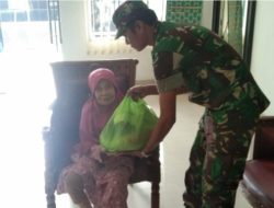 Koramil 02/Padang Timur Berikan Sembako kepada Warga Kelurahan Simpang Haru yang Kurang Mampu