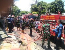 Babinsa Koramil 02/Padang Timur Bersama Dinas Damkar Kota Padang Bantu Evakuasi Rumah Warga yang Terbakar