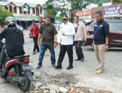 Tinjau Jalan Berlobang dan Drainase di Kota Padang, Hendri Septa: Segera Kita Perbaiki