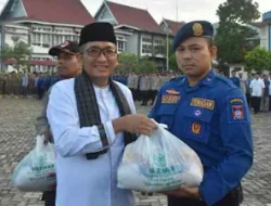 Wali Kota Padang Hendri Septa.Serahkan Paket Sembako Kepada Non ASN