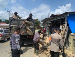 TNI-Polri  Bersinergi Bersihkan Material Longsor di Tarusan 