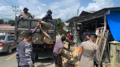 TNI-Polri  Bersinergi Bersihkan Material Longsor di Tarusan 
