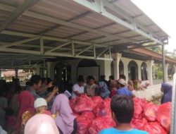 117 Warga Dapat Bantuan Sembako dari STPL Bekasi, Ini Ungkapan Pj Walinagari Lubuak Alung Medi Hendra