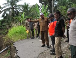 Bupati Pasbar Dampingi BNPB Tinjau dan Verifikasi Sejumlah Titik Bencana