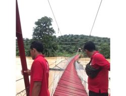 Dinas Sosial Dharmasraya Perbaiki Jembatan Rusak Akibat Banjir Kecamatan Koto Salak