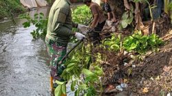 Sukseskan Program Padang Bergoro, Babinsa Kubu Dalam Parak Karakah Bersama Warga Bersihkan Aliran Sungai