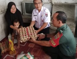 Babinsa Serka Sufiyanto Bersama Lurah Jati Bagikan Sembako kepada Warga Kurang Mampu