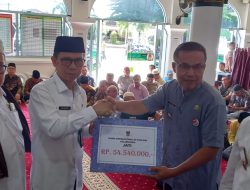 Jelang “Lebaran”, RT dan RW se-Kecamatan Padang Timur Terima Dana Operasional