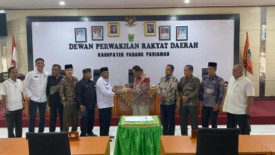 Wakil Bupati Rahmang, Sampaikan dan Serahkan Nota Penjelasan LKPJ Bupati Padang Pariaman Tahun 2023