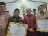 Walikota Padang Hendri Septa Datuak Alam Batuah mengganjar dua tim kreatif Yayasan Berkah Amal Salih (yBAS) dengan penghargaan Bapak Asuh Anak Stunting