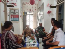 Babinsa Sertu Ifra Joni dan Lurah Jati Baru Silaturahmi dengan Pastor Gereja Azizi