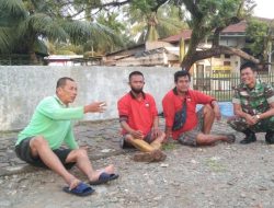 Komsos dengan Petugas Kebersihan, Babinsa Koramil 02/Padang Ajak Warga untuk Jaga Kebersihan Disekeliling Lingkungan Tempat Tinggal