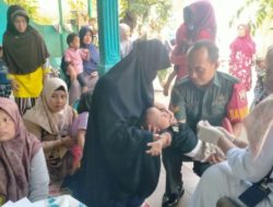 Peduli Kesehatan, Babinsa Serka Sufiyanto dan Lurah Jati Monitoring Imunisasi Polio untuk Anak Balita di Posyandu