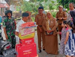 Bersama Lurah Kubu Marapalam, ASN Kecamatan Padang Timur dan Bhabinkamtibmas, Babinsa Serda Septa Suhendra Berikan Bantuan kepada Korban Kebakaran