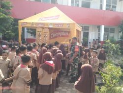 Pererat Manunggal TNI dengan Rakyat, Babinsa Sawahan Timur Awasi Para Murid yang Antri Beli Susu