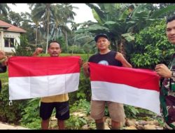 Memeriahkan HUT RI ke 79 Satgas TMMD Kodim 0311 Pesisir Selatan Bagikan Bendera Merah Putih 
