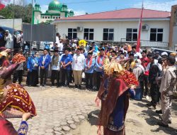 Diantar Mahyeldi dan Ribuan Pendukung, Pasangan Eka-Fadly Mendaftar Ke KPU Tanah Datar