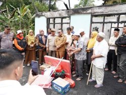 Bupati Eka Putra Santuni Korban Kebakaran Simawang