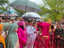 Ribuan Masyarakat Pessel Menyambut Kedatangan Bupati Hendrajoni dalam Acara Sertijab di FCC Painan