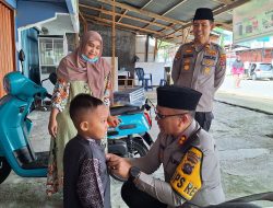 Kapolres Pesisir Selatan Berikan Baju Lebaran untuk Anak Yatim