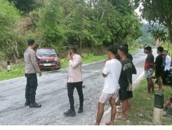 di Jalan Bergelombang Pesisir Selatan: Dua Mobil Tabrakan