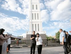 Kunjungan Kerja ke Sumbar, Titiek Soeharto Diberi Teka-teki soal Jam Gadang oleh Wagub Vasko