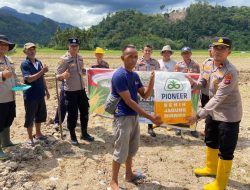 Polres Pesisir Selatan Dukung Ketahanan Pangan dengan Gerakan Tanam Jagung Serentak