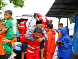 Bupati Susuri Danau Singkarak, Evakuasi Warga Terjebak Banjir Bandang