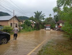 Banjir Rendam Permukiman dan Jalan Umum di Nagari Duku, Pesisir Selatan