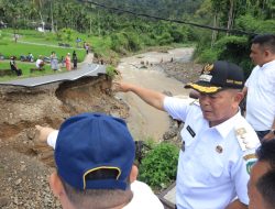 Tinjau Lokasi Banjir, Bupati Pasaman Instruksikan Penanganan Cepat, Jalan Darurat Dibangun, Pencarian Korban Dilanjutkan.