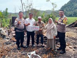 Polri dan BAZNAS Salurkan Bantuan Tunai Rp7 Juta untuk Korban Kebakaran di Pesisir Selatan