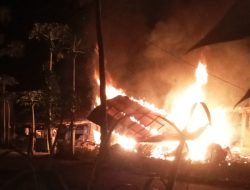 Rumah Kayu Ludes Terbakar di Pesisir Selatan, Damkar Selamatkan Empat Bangunan Senilai Rp400 Juta